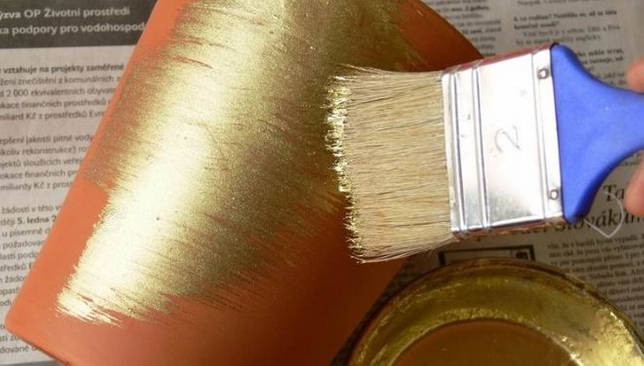 Для нанесения бронзовой краски подходит мягкая натуральная кисть