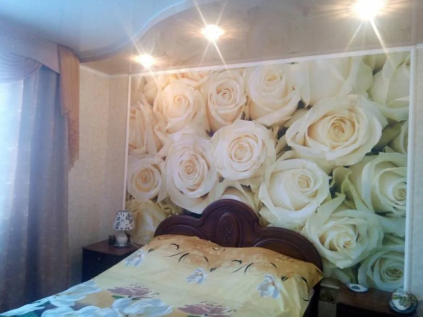 Фотообои за кроватью