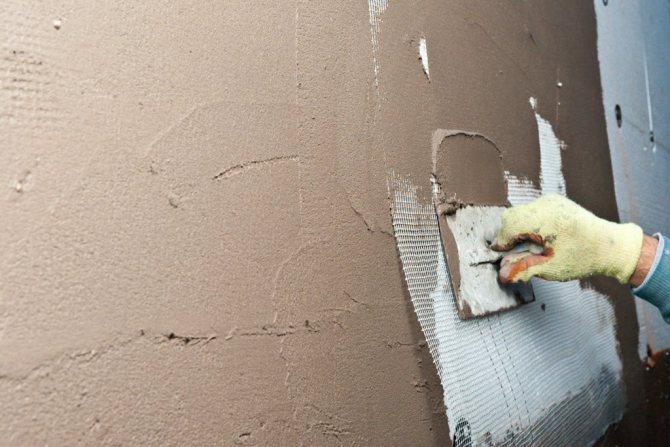 Использование армирующей сетки при нанесении стартовой цементной шпаклевки