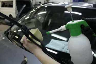 Как обезжирить стекла в авто?
