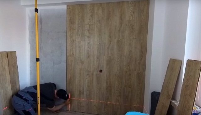 Как укладывается ламинат на стену