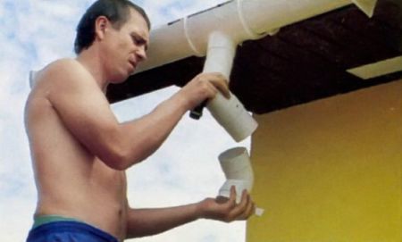 Какой водосток лучше пластиковый или металлический Выбираем водосточную систему