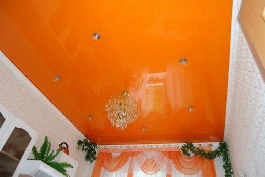 Оранжевый потолок подходит для комнат с окнами на север