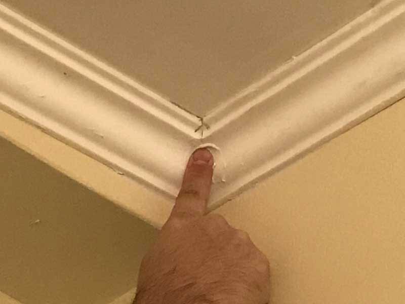 По углам лишнюю клеевую смесь устраняем пальцем