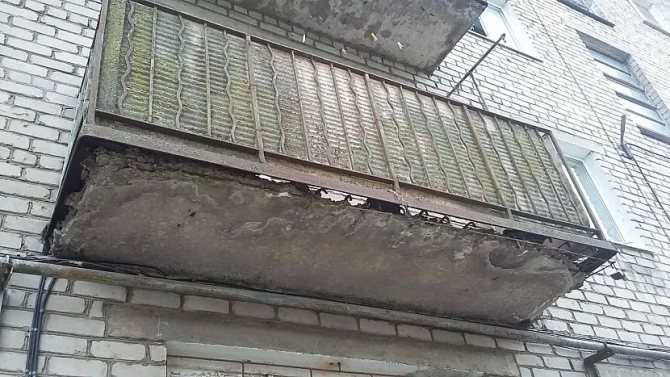 Разрушенная балконная плита
