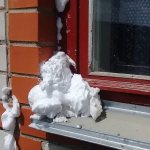 Результат неаккуратного запенивания оконного проёма