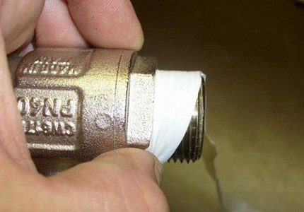 Уплотнение сальника ФУМ-лентой